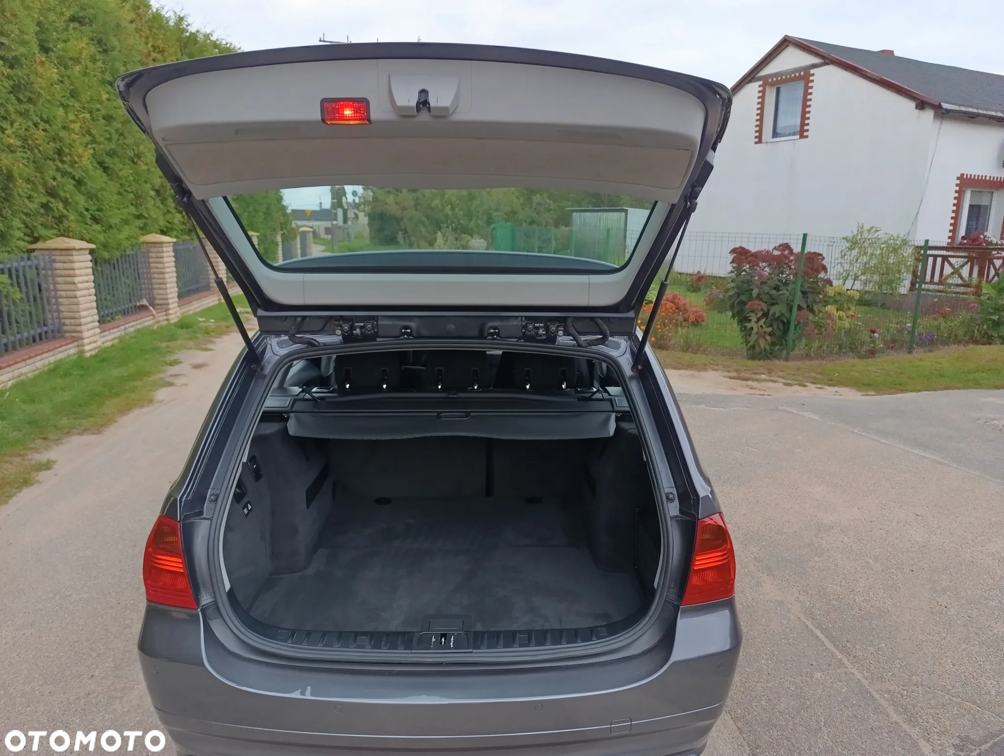 BMW Seria 3 318i Touring - 11