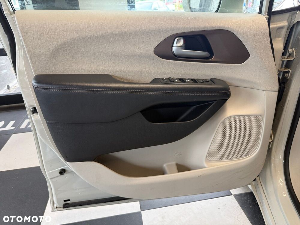 Chrysler Pacifica - 20