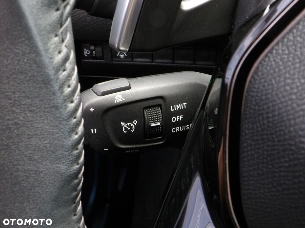 Peugeot 2008 1.2 PureTech Allure S&S EAT8 - 28