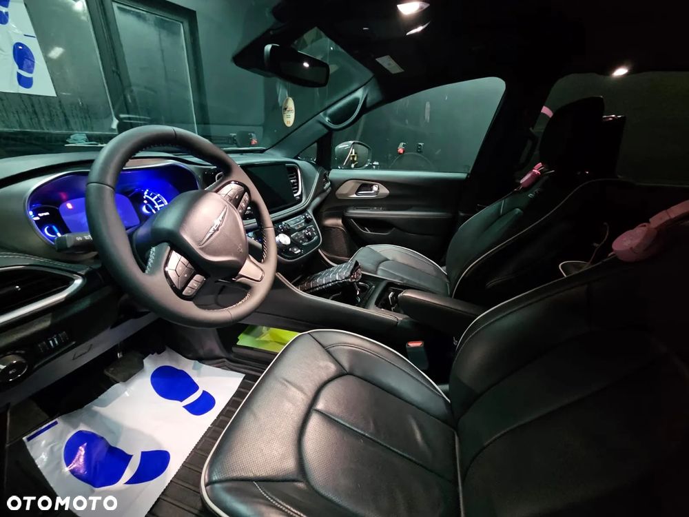 Chrysler Pacifica - 12