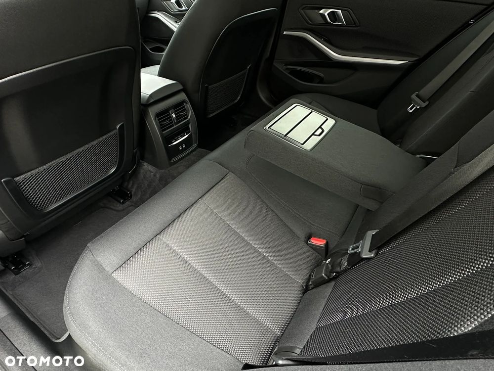 BMW Seria 3 330i Sport - 23