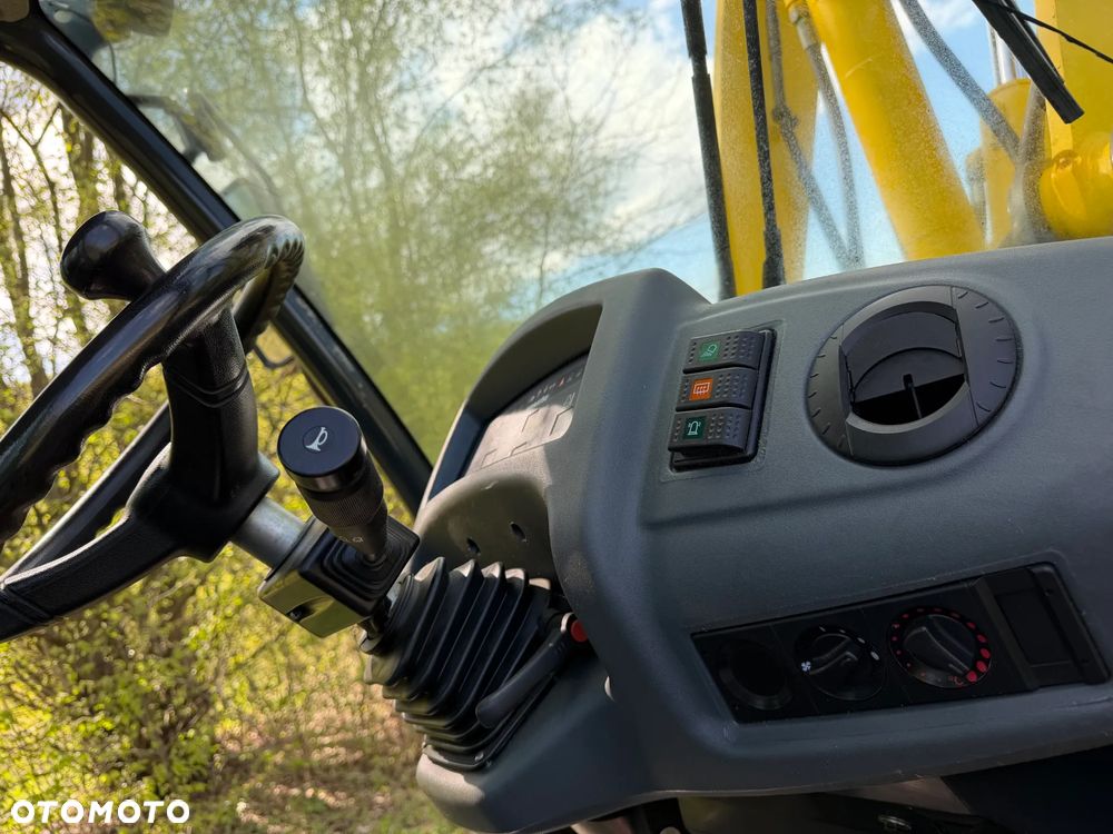 Komatsu WA70-7 Ładowarka Kołowa łamana 2016 rok.  Jak Nowa!  Oryginał łyżka. Mocny silnik 4cylindry. Zero luzów i wycieków. Aktualne Badania DEKRA BMWT. Wielka Okazja. Maszyna jak nowa z Salonu. 4200mtg. Pochodzi z Norweskiego urzędu gminy. Dodatkowe linie Hydrauliczne. Szybka wolna Jazda Rewers Hydrostatic.  Wersja Norwesk Mocne doświetlenie dodatkowe grzanie. kabina Ogrzewana wentylowana! Zmiana Osprzętu Hydrauliczna! - 32