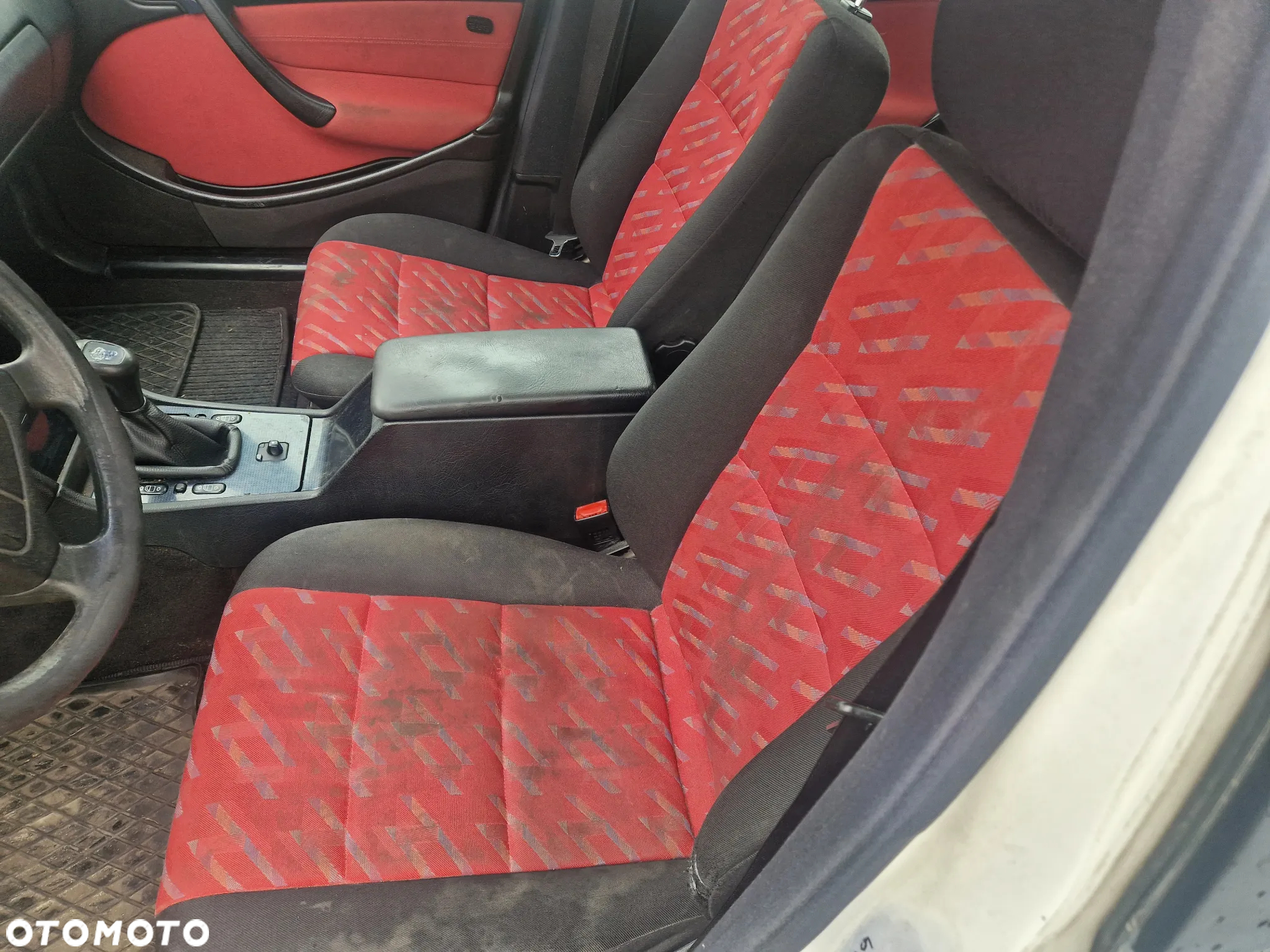 mercedes W202 787 fotel fotele kanapa deska kokpit podsufitka boczek boczki klamka podłokietnik licznik prędkościomierz - 4