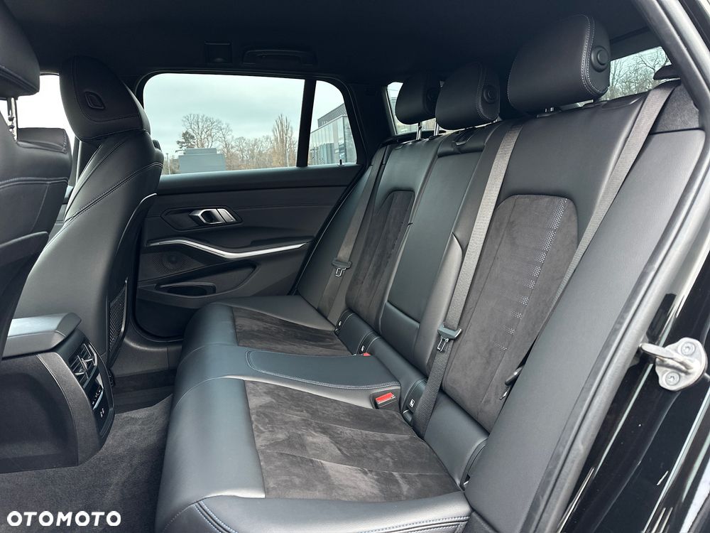 BMW Seria 3 330e iPerformance M Sport - 30