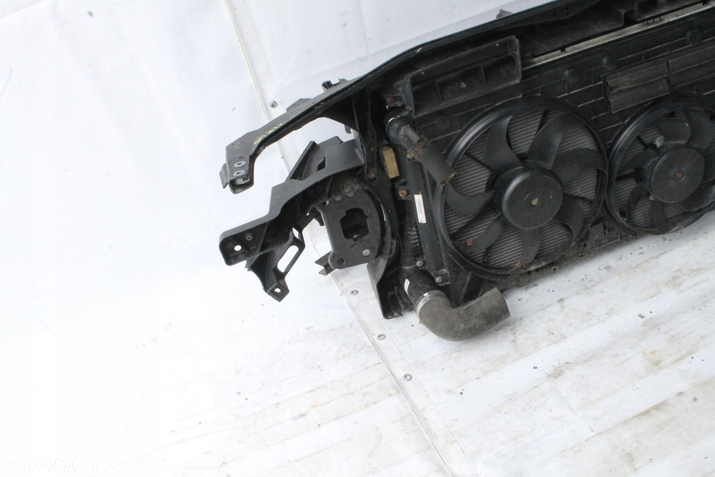 PAS PRZEDNI WZMOCNIENIE CHŁODNICE VW PASSAT B6 2005R- 2.0 TDI - 8