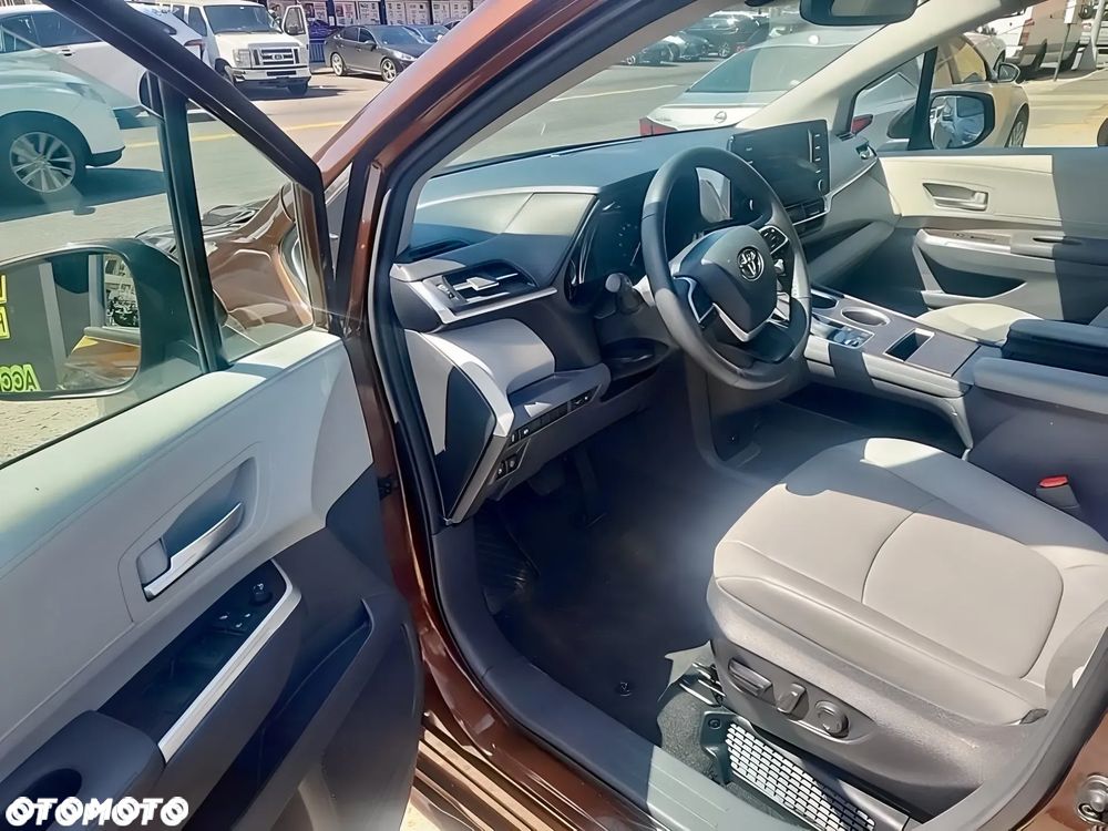 Toyota Sienna - 8