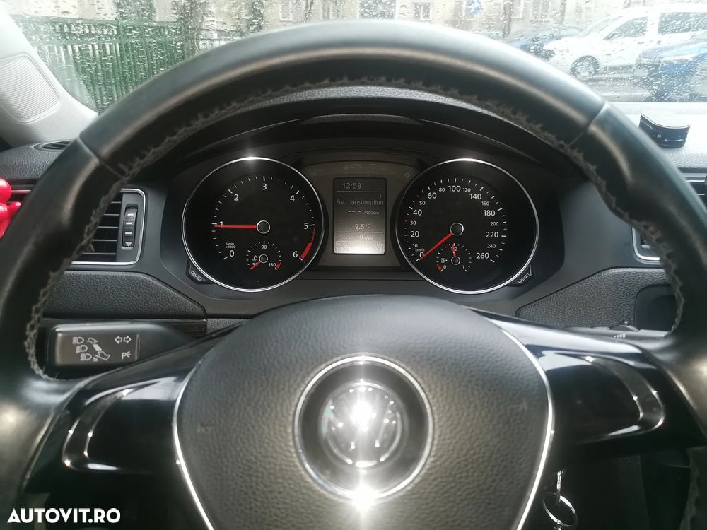 Volkswagen Jetta 2.0 TDI Comfortline - 4