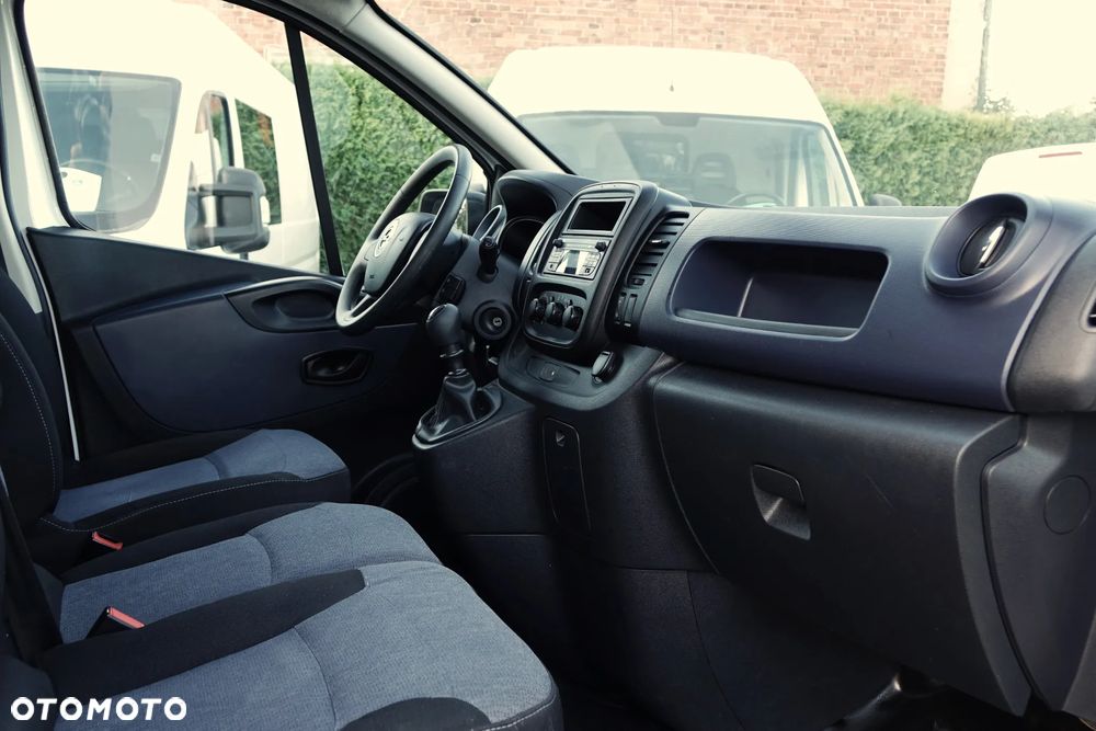 Opel Vivaro 3-osobowy L1H1 bardzo ładny - 9