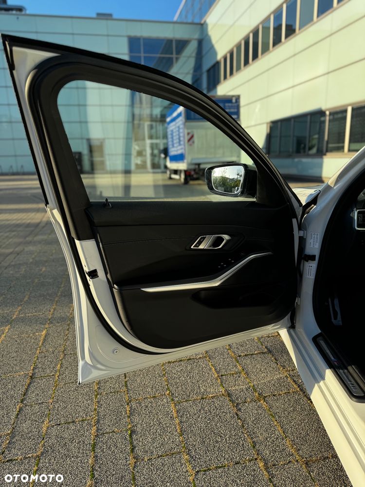 BMW Seria 3 318i M Sport - 16