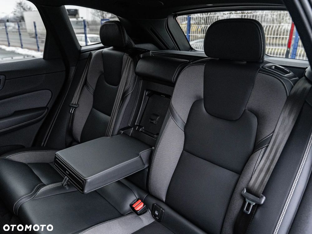 Volvo XC 60 B4 D AWD Plus Dark - 27