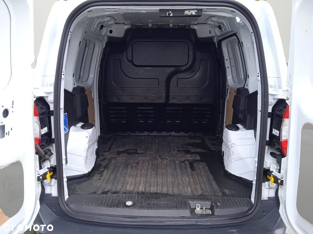 Ford Transit Courier - 26