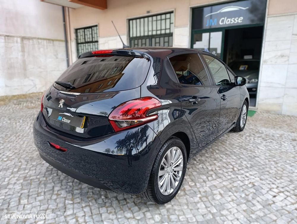 Peugeot 208 1.2 PureTech Signature EAT6 - 7
