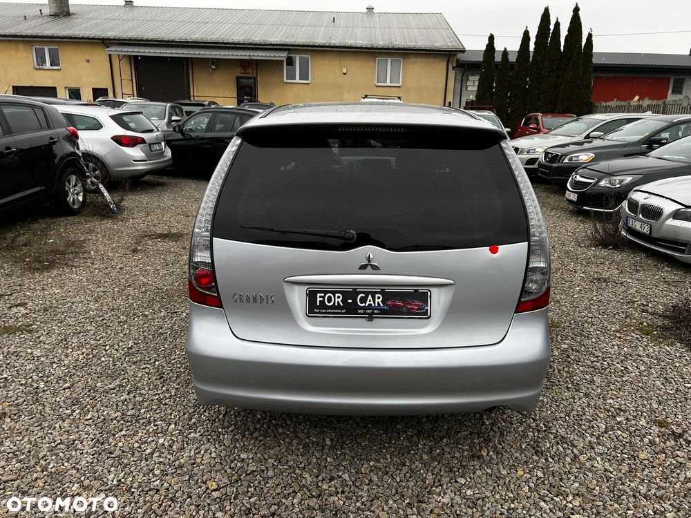 Mitsubishi Grandis 2.4 Intense - 10