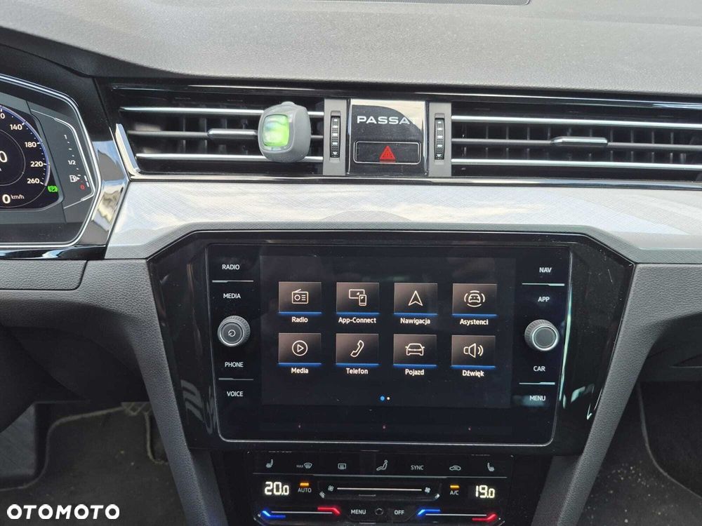 Volkswagen Passat - 12