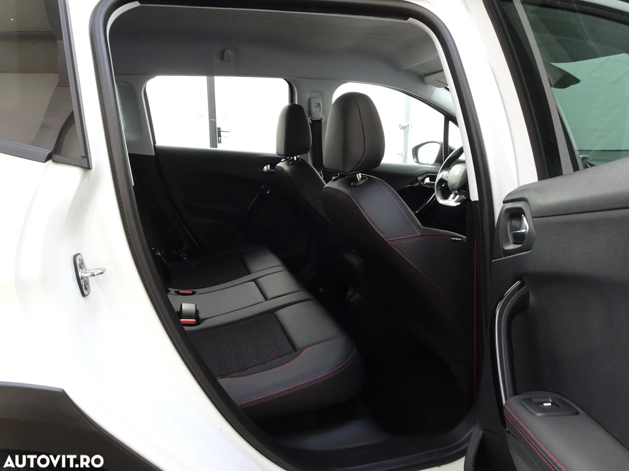 Peugeot 2008 1.2 L PureTech STT GT Line - 6
