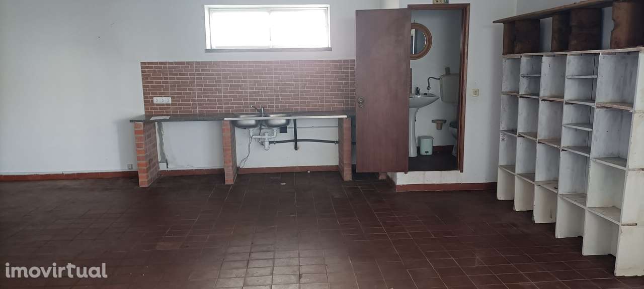 Cave /garagem Ganilhos Aljubarrota, Alcobaça todo remodelado com W C - Grande imagem: 4/13