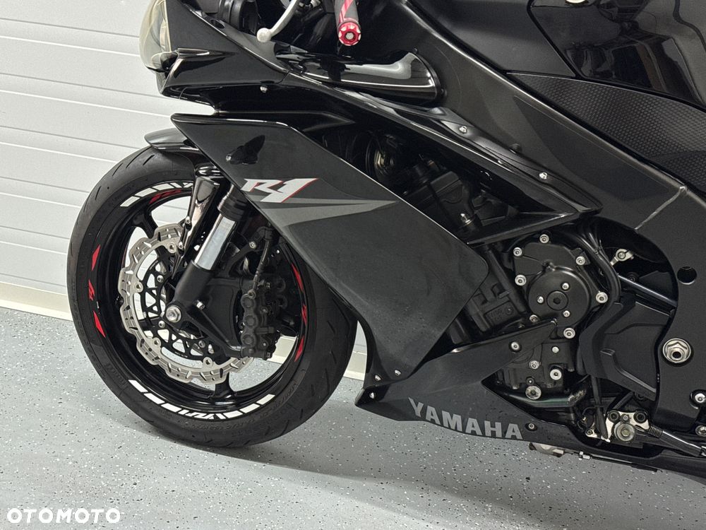 Yamaha R1 - 23