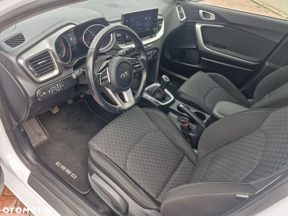 Kia Ceed 1.6 CRDi mHEV M - 9
