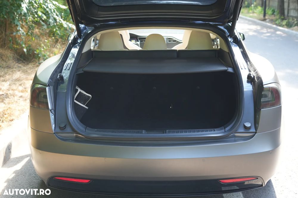 Tesla Model S - 4