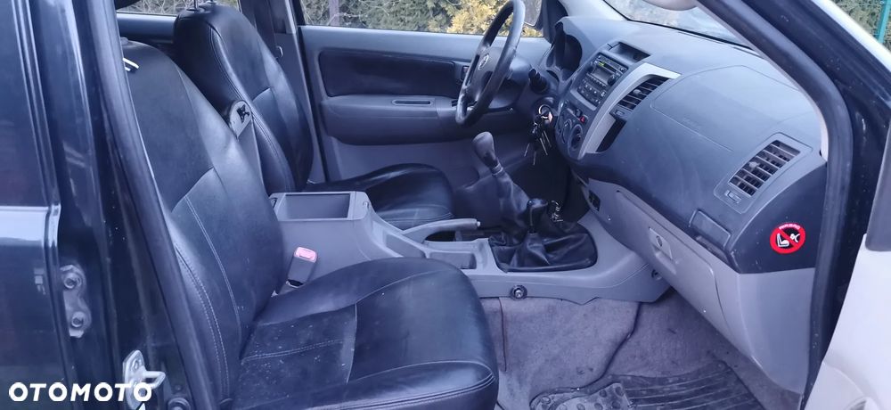 Toyota Hilux 2.5 D-4D DLX + - 6