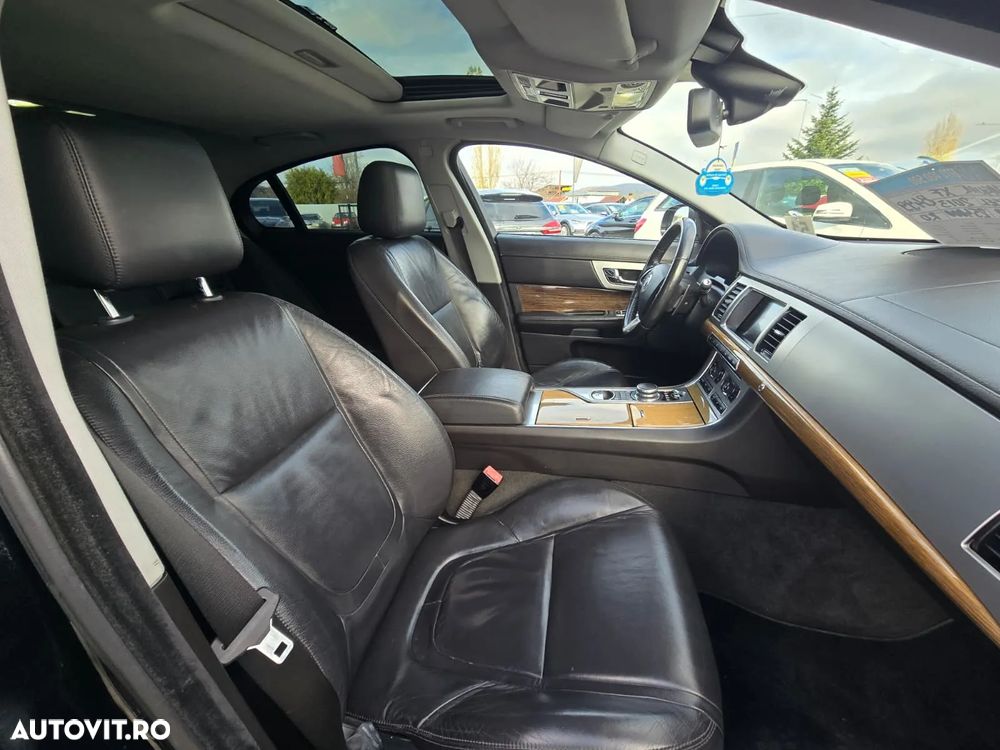 Jaguar XF 2.2D Portfolio - 11