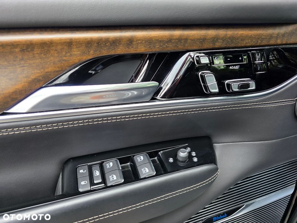 Jeep Grand Wagoneer - 9