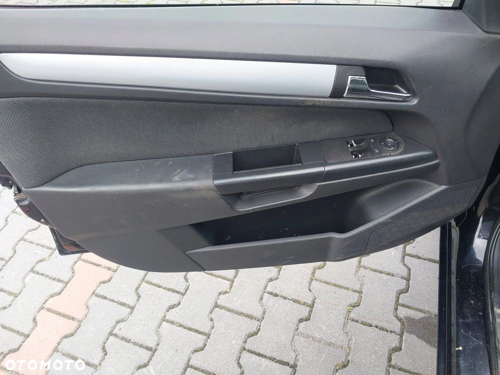 Opel Astra H Hatchback silnik 1.6 16v twinport skrzynia biegów F17C394 manualna drzwi klapa maska zderzak błotnik lusterko zewnętrzne Z20R maglownica przewody wspomagania pompa wpomagania paliwa przewody klimatyzacji chłodnica sprężarka mcperson szyba sanki wyświetlacz radio sterownik mechanizm fotele tłumik wydech podsufitka podszybie rura pas przedni zestaw startowy NA CZĘŚCI WSZYSTKIE CZĘŚCI - 14