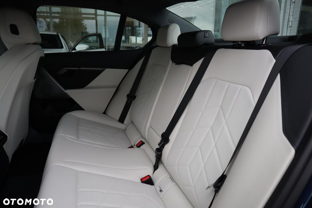 BMW i5 - 12
