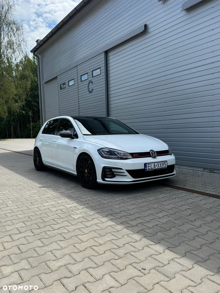 Volkswagen Golf - 1