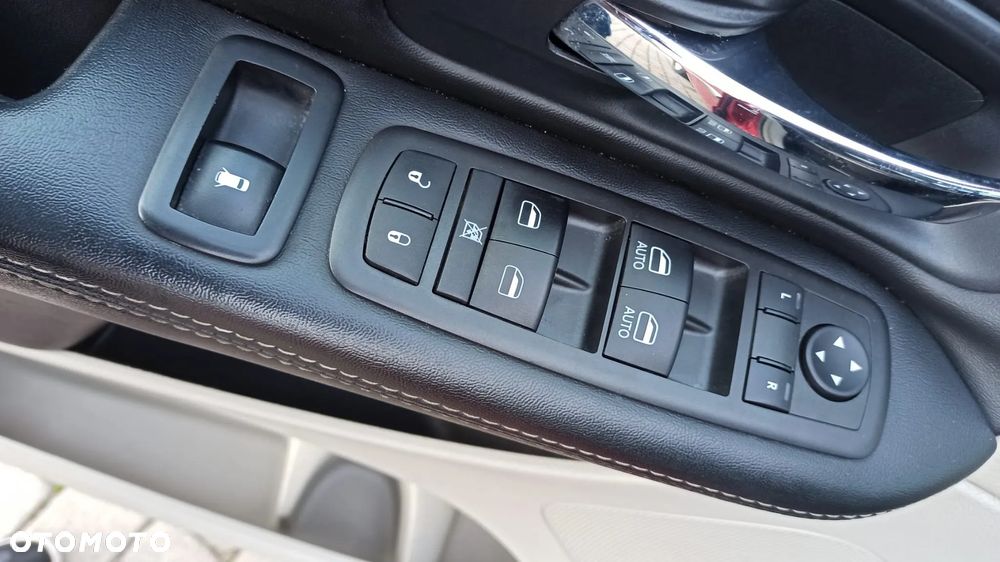 Chrysler Town & Country - 22