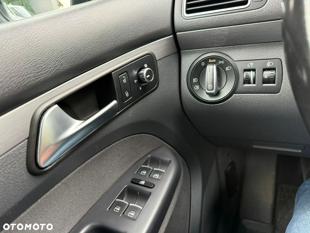 Volkswagen Touran - 11