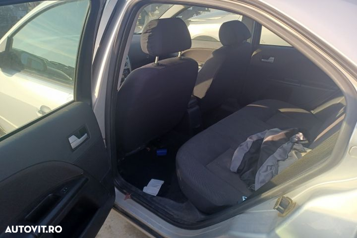 Far dreapta Ford Mondeo MK3  [din 2000 pana  2003] Sedan 1.8 MT (125 - 15
