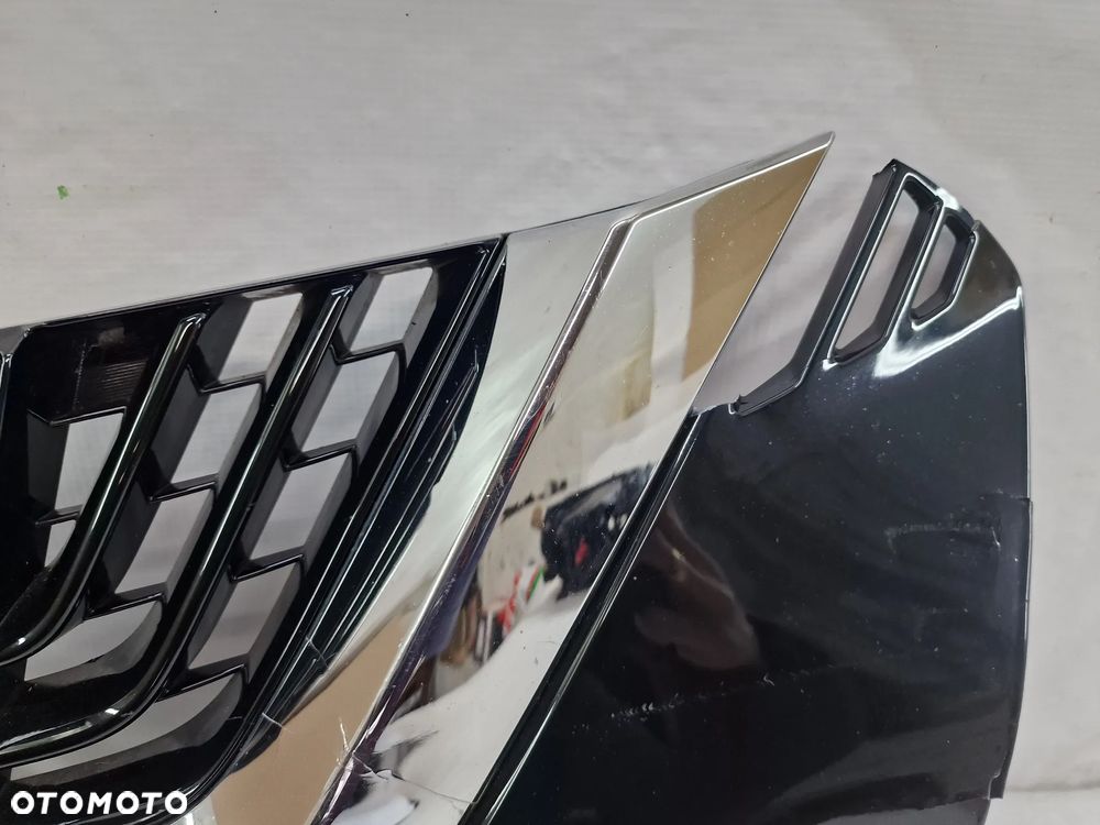 NISSAN MICRA K14 16- ATRAPA / GRILL / ZNACZEK POD RADAR PRZEDNI PRZÓD , NR 62890-5FA0R , NR AUKCJI GL729 - 5