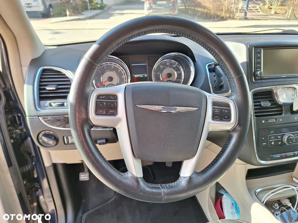 Chrysler Town & Country - 15