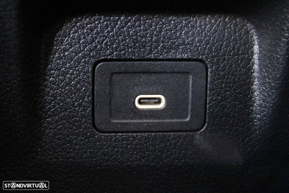 Mercedes-Benz A 250 e AMG Line - 13
