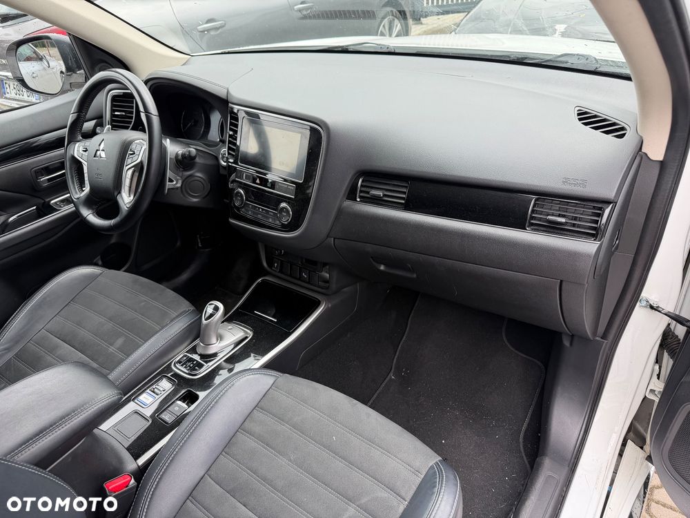 Mitsubishi Outlander 2.4 4WD Diamant - 26