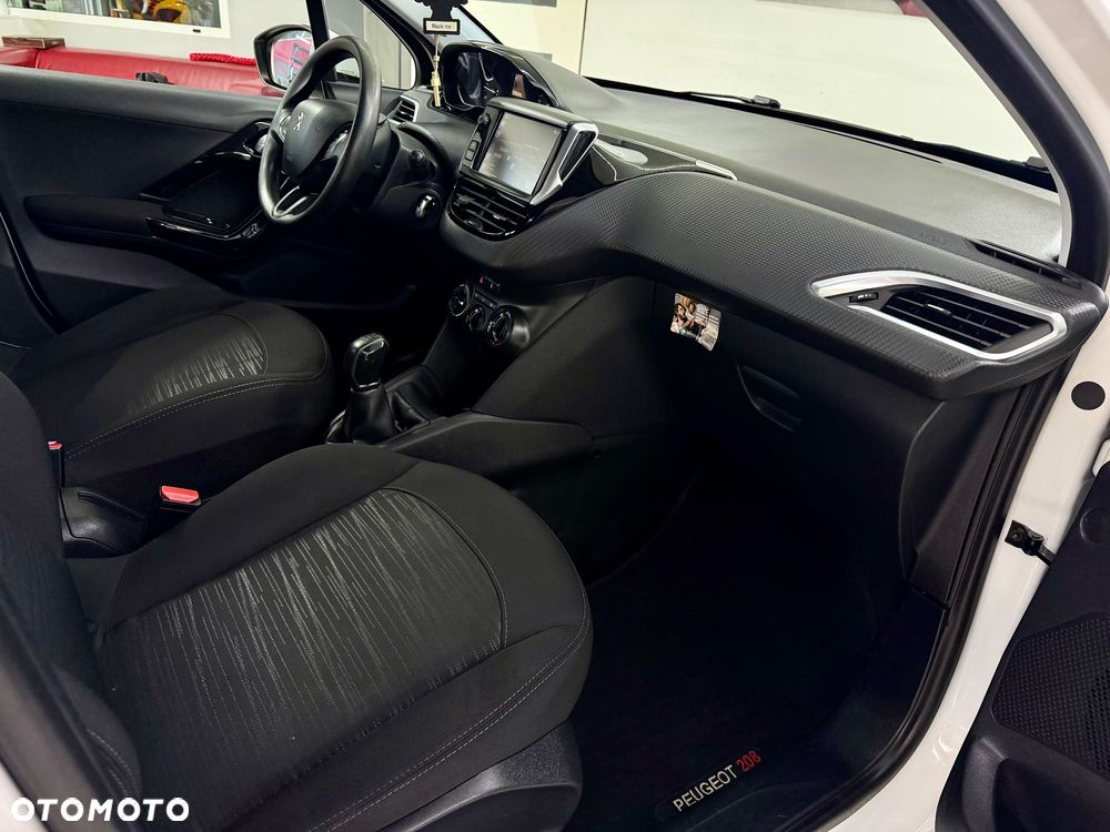 Peugeot 208 - 23