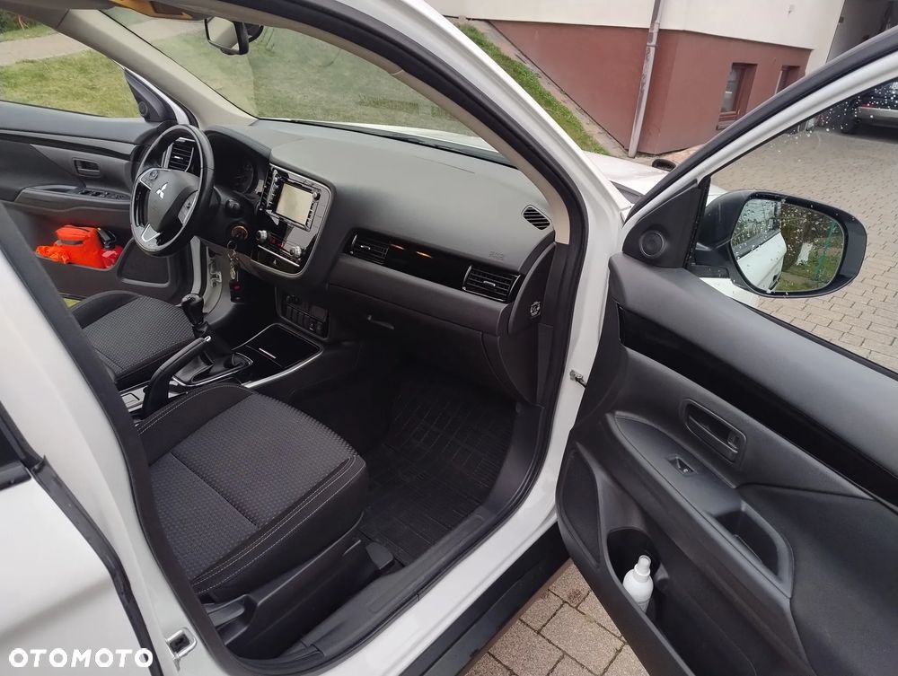 Mitsubishi Outlander 2.0 Invite + 2WD - 11