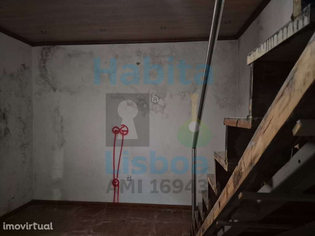 Moradia V2 para Venda em Vialonga - A Necessitar de Obras - Grande imagem: 5/16