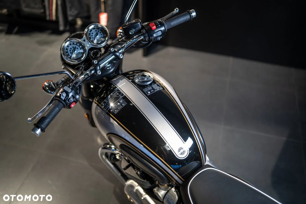 Triumph Bonneville - 4