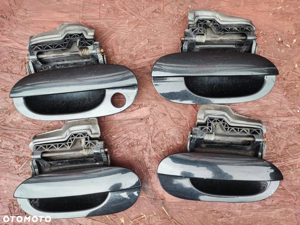 BMW E38 / E39 ORYGINALNY KOMPLET KLAMET ZEWNĘTRZNYCH W KOL. COSMOSCHWARZ 303/9, WERSJA EUROPA, LEWA / PRAWA / TYŁ / PRZÓD. O NR: 8 235 097 / 8 235 098 /  8 245 465 / 8 245 466 OEM. W BARDZO DOBRYM STANIE TECHNICZNYM. - 4