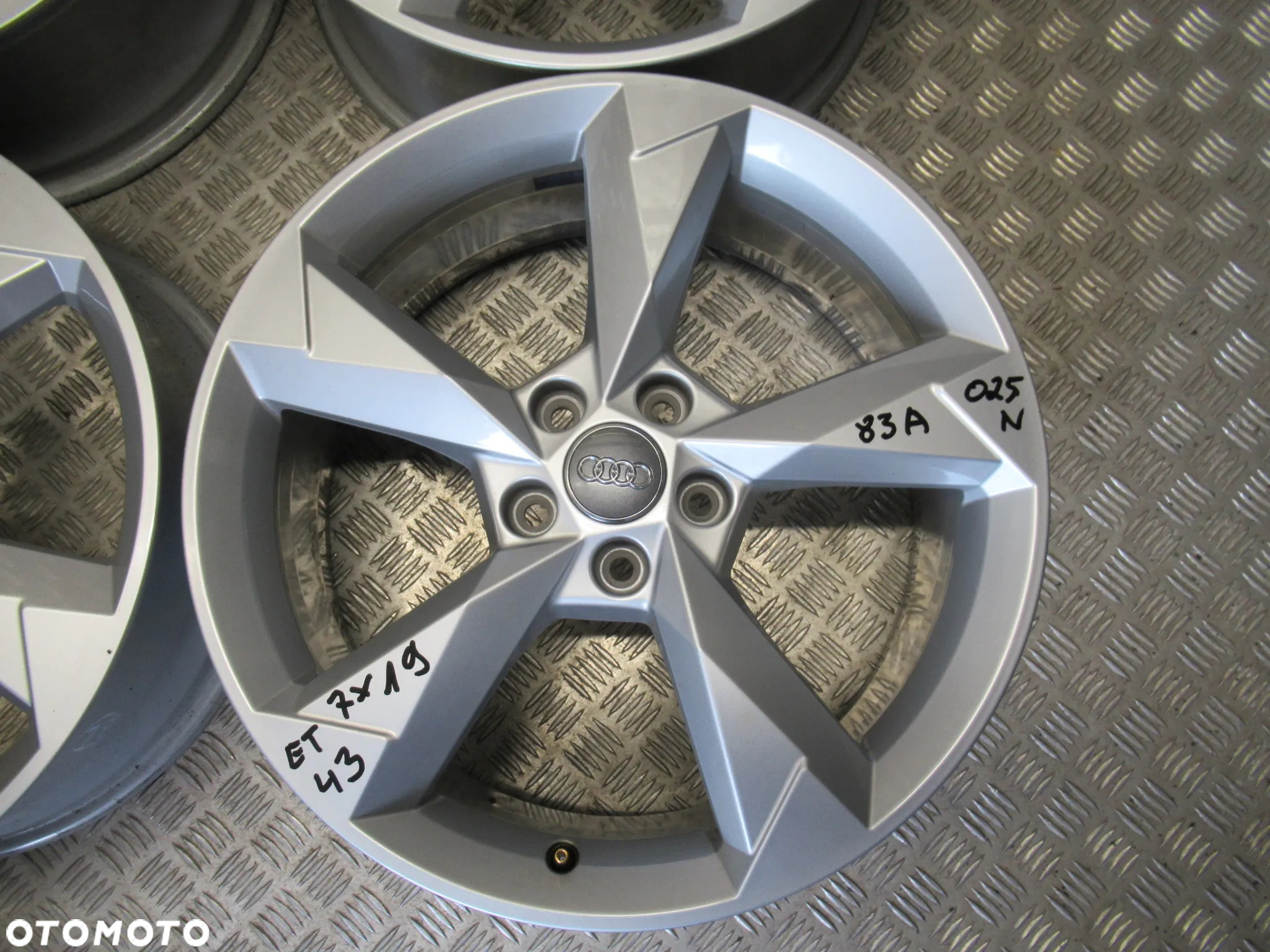 Felgi Audi Q3 RS Q3 A3 A4 Q2 SQ2 7Jx19 et43 5x112 - 3