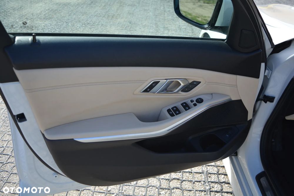 BMW Seria 3 330i xDrive Sport Line sport - 34