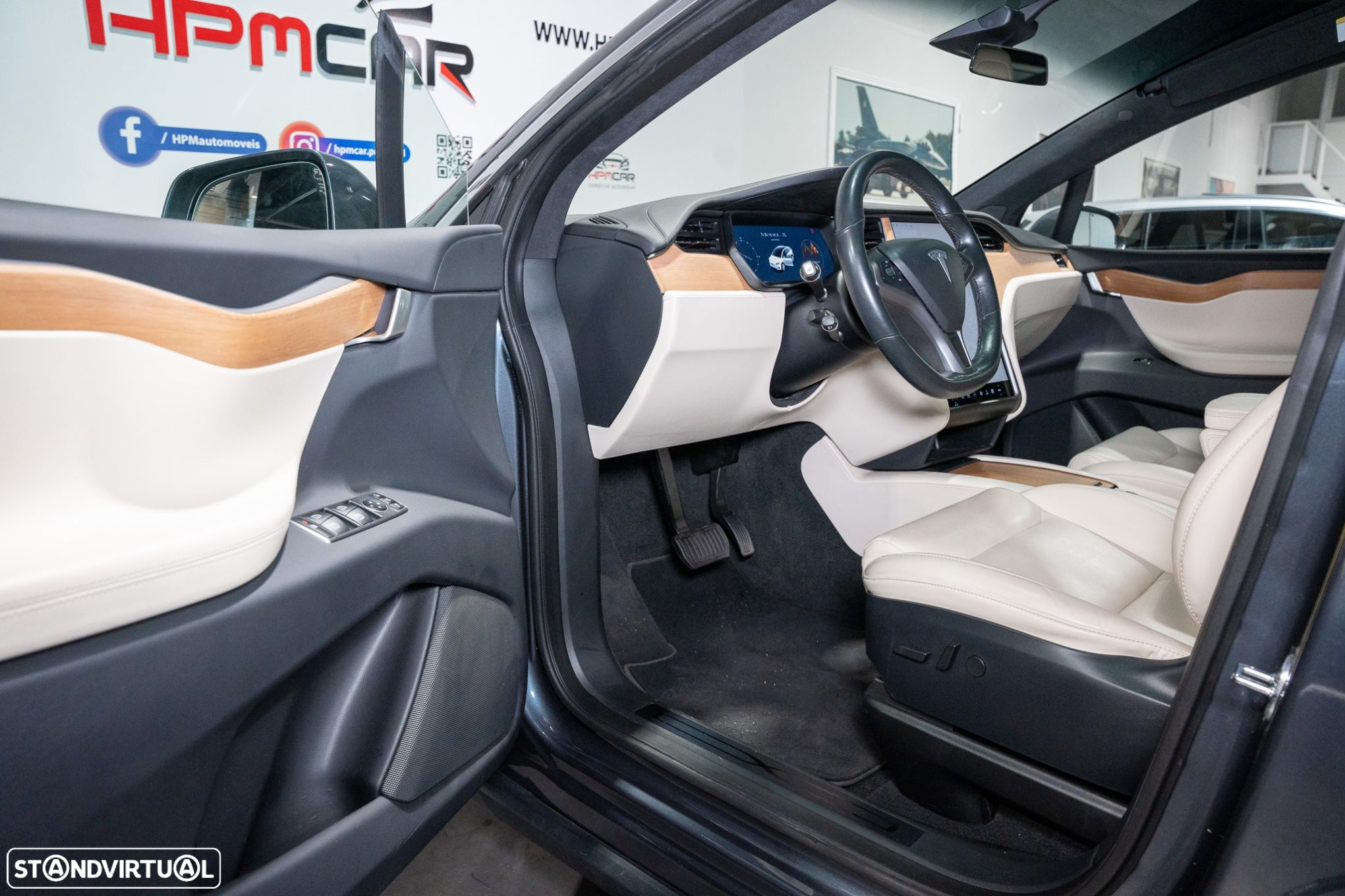 Tesla Model X - 33