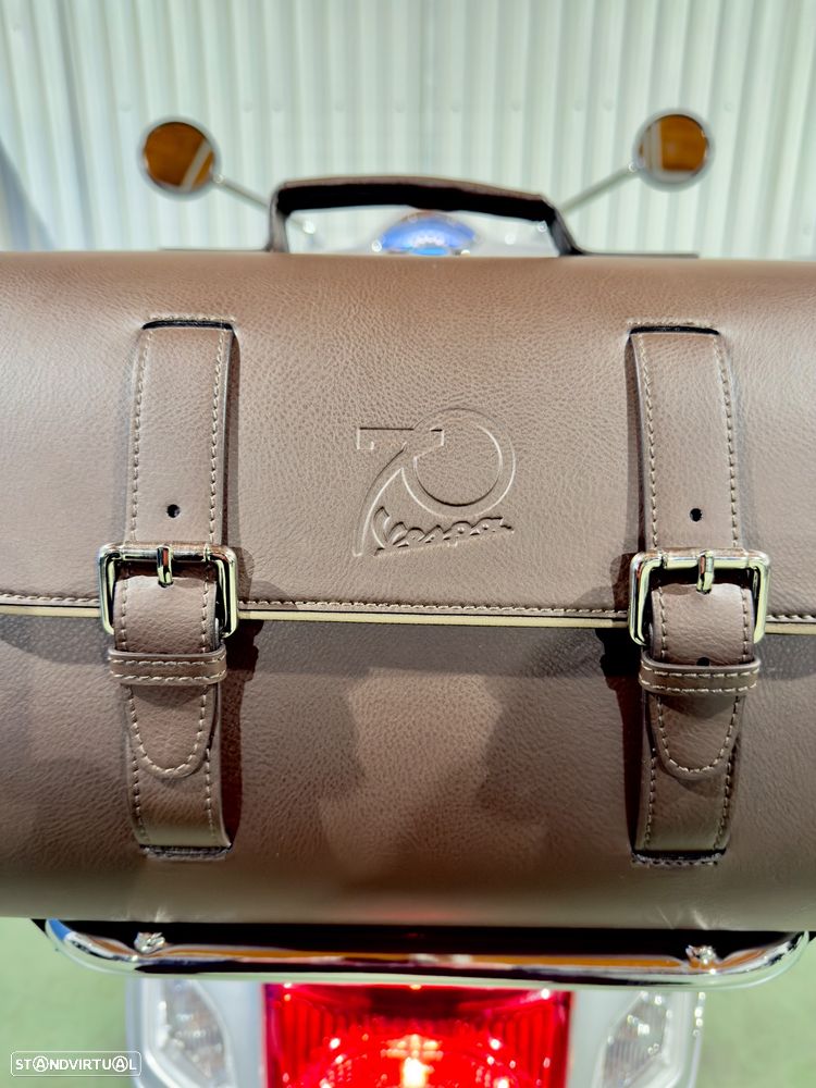 Vespa GTS Super 300 70 Anos - 12