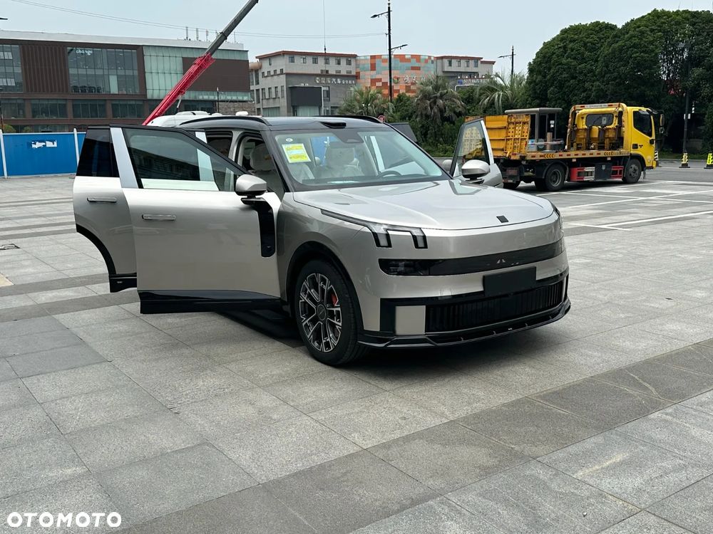 Lynk & Co 900 - 22