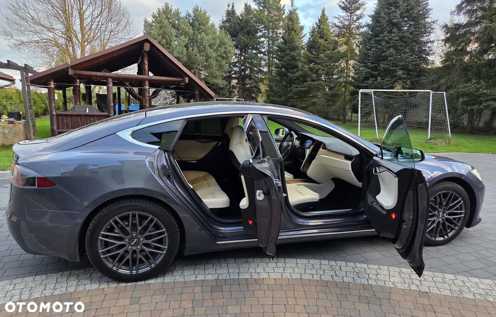 Tesla Model S - 16