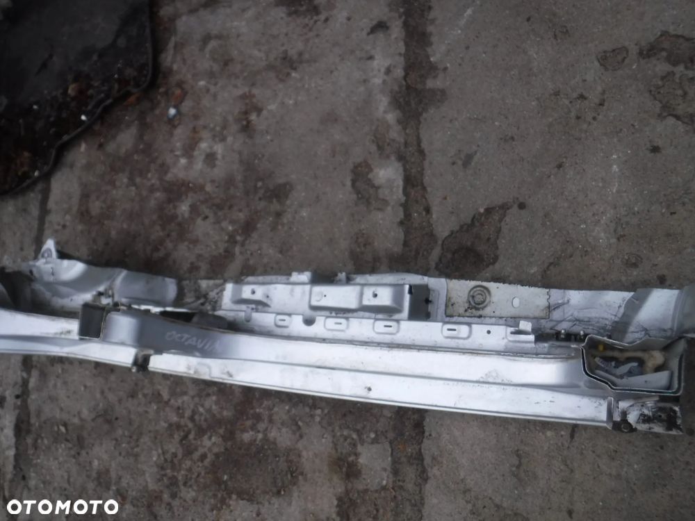 Skoda Octavia II  prog prawy slupek 9156 - 2