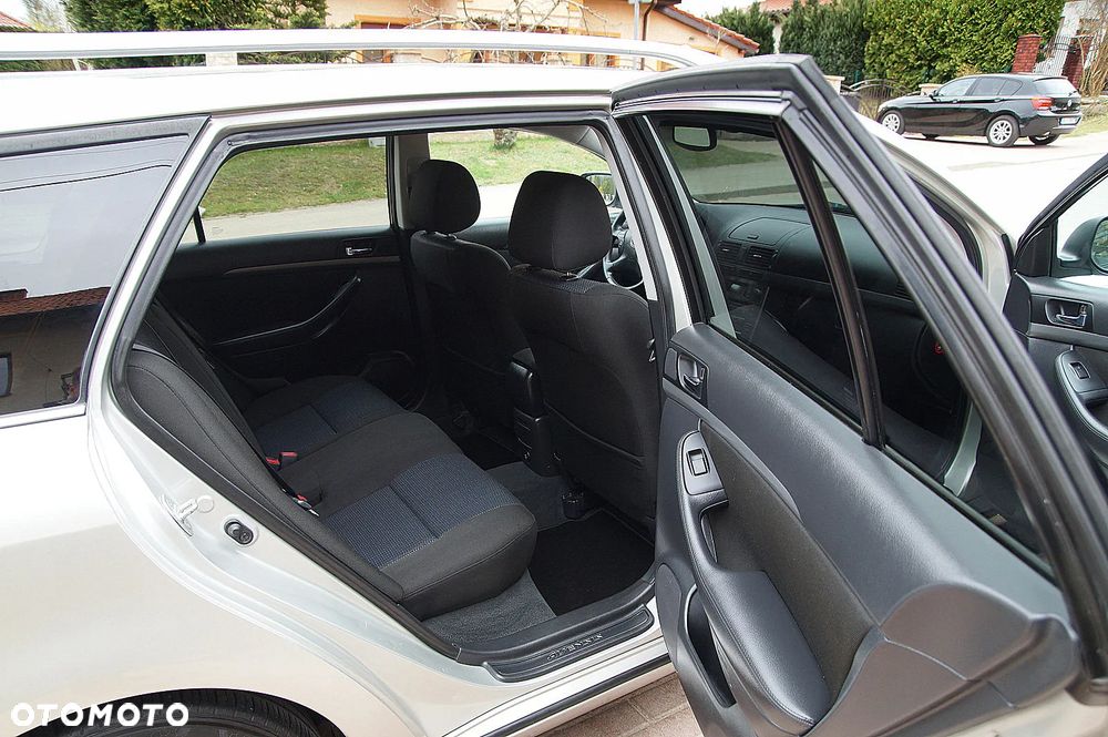 Toyota Avensis 1.8 VVT-i Sol Premium - 18