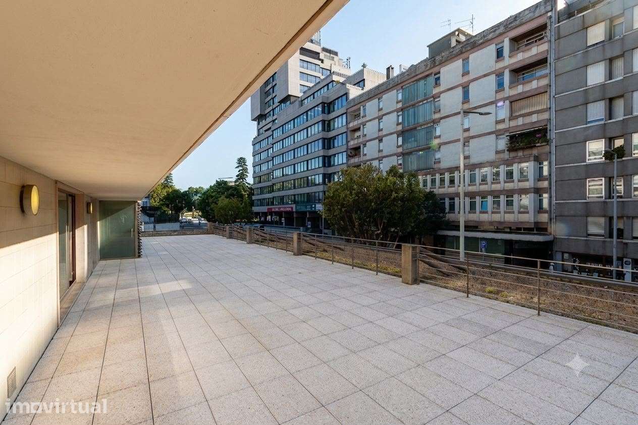 Apartamento T5 com 4 casas de banho e garagem - Grande imagem: 2/61